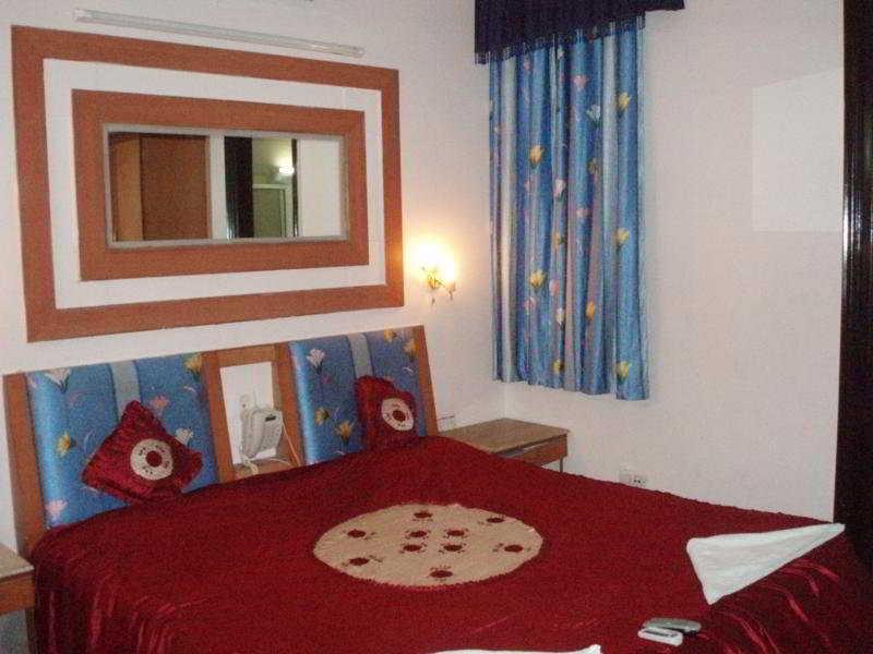 Hotel Raunak International New Delhi Bagian luar foto