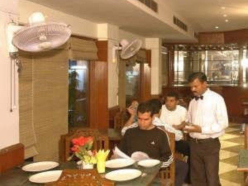 Hotel Raunak International New Delhi Bagian luar foto